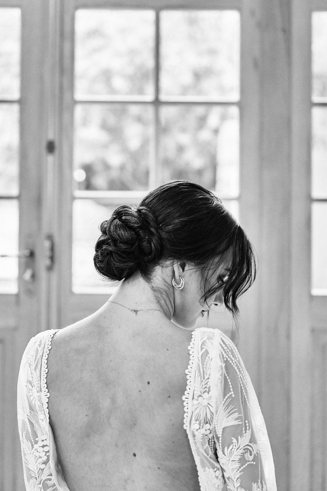 Shooting photo — chignon bas travaillé devant une fenêtre