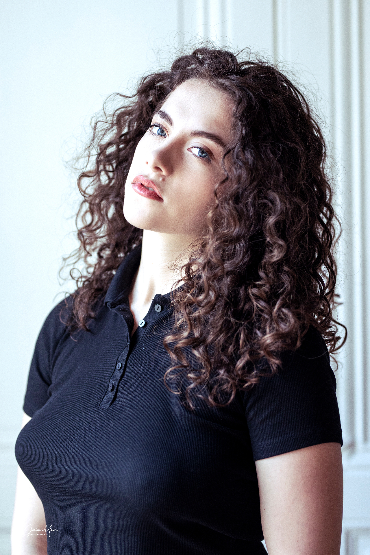 Portrait glamour boucles brunes