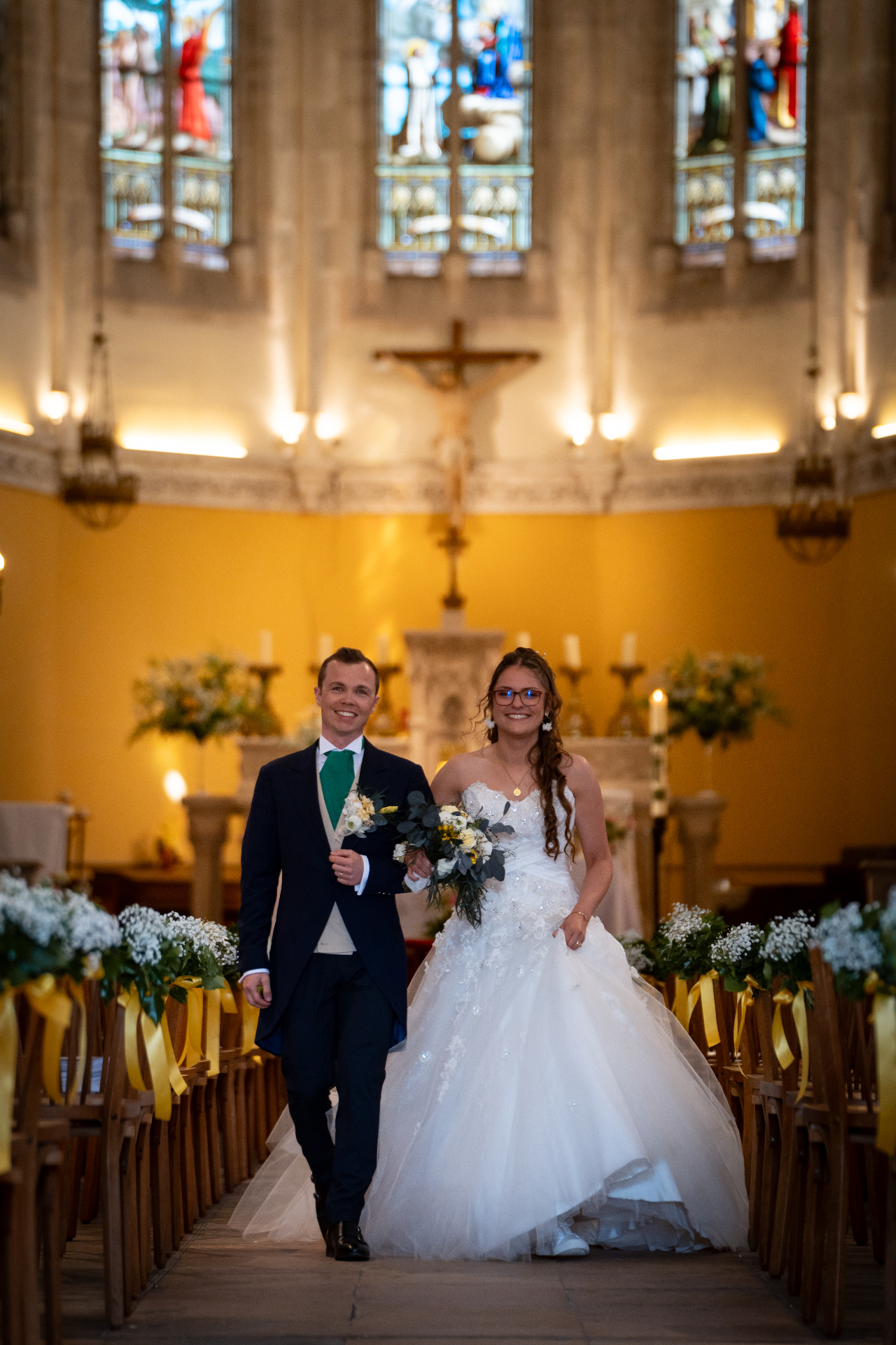 Sortie des mariés dans l'église aux vitraux